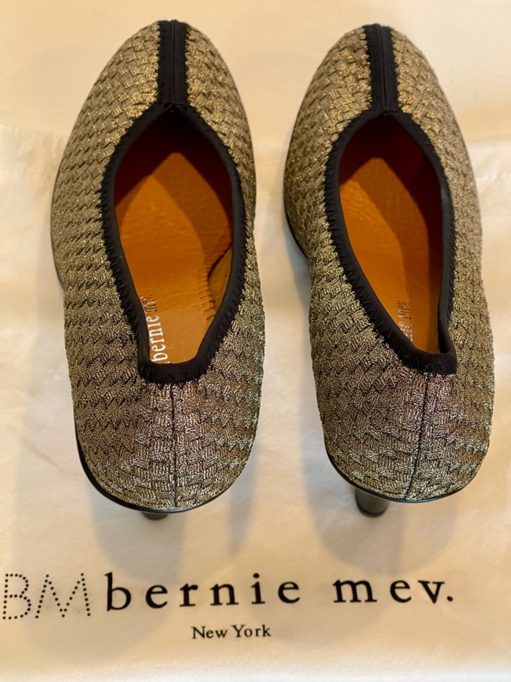 NIB BERNIE MEV NEW YORK LEGEND 4”PUMP WITH MEMORY FOAM FOOTBED SIZE EU40 US9 - Picture 5 of 8